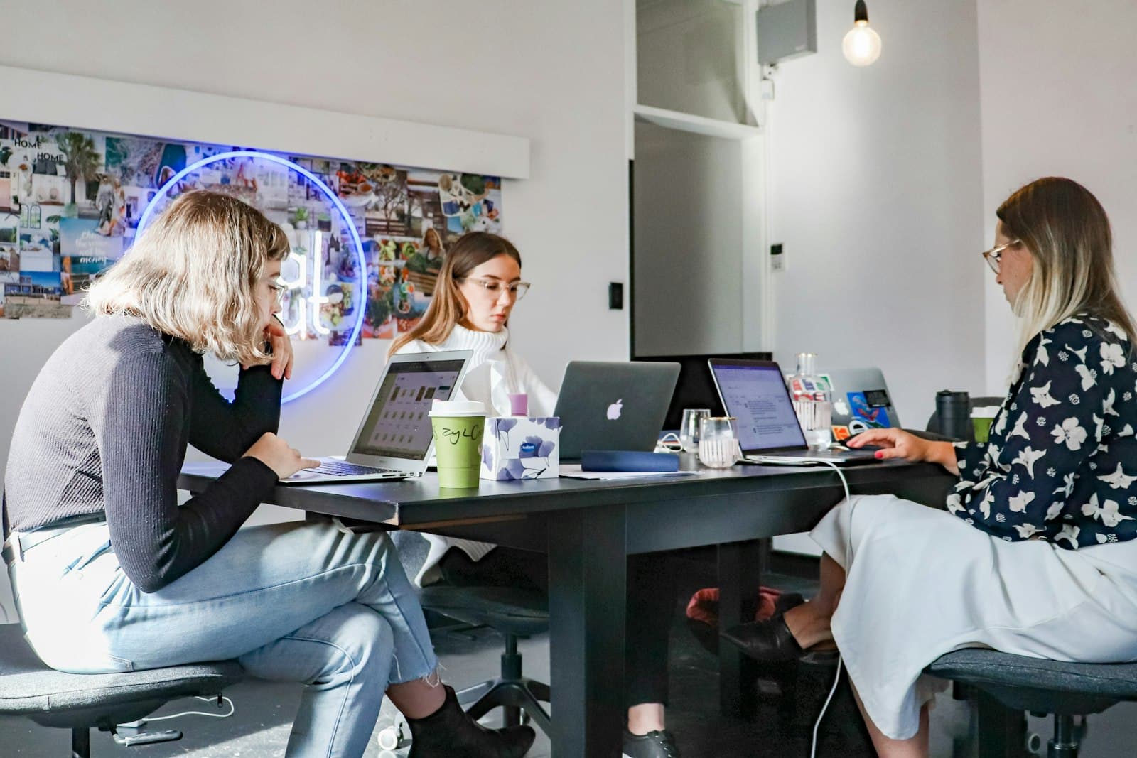 Marketing-Team optimiert gemeinsam Kampagnen am Laptop (Symbolbild)