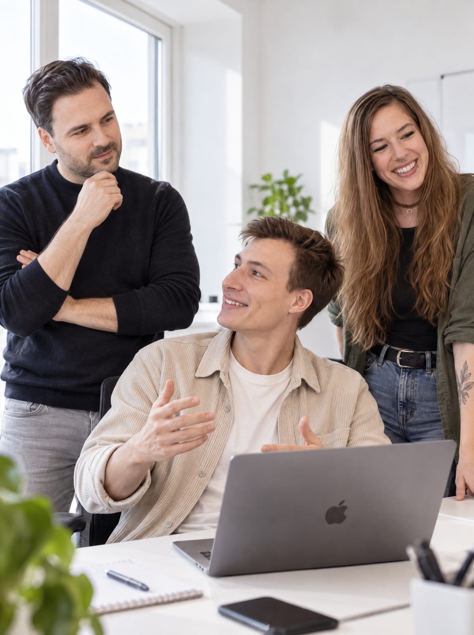 Das ClickScale-Team in Dresden – drei Personen besprechen am Laptop eine Google-Ads-Kampagne